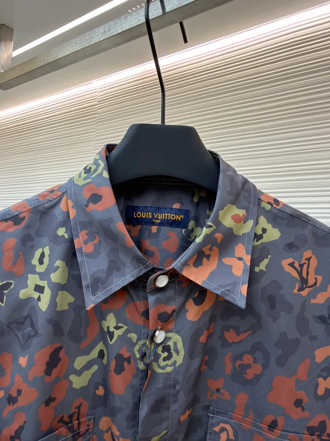 LOUIS VUITTON printed short-sleeved work shirt ●Original version: Purchased and developed for 12000 ●Item number: 1681018-A35 ●Fabric: cotton poplin fabric ●Technology: digital direct printing ●Version: fitted version ●Weight: about 270 grams ●Size: S-M-L-XL ●Description: This short-sleeved shirt is made of cotton poplin with a leopard-style camouflage pattern, and Monogram is combined with rich tones. Blend into it, exuding the rockabilly vibe of the Fall/Winter 2025 show. Patch pockets and glossy buttons accentuate workwear details, adding urban flair to everyday looks. The overall wiring is straight and delicate, the fabric is comfortable and soft, and the color is consistent without color difference. It can be matched with the same style to create a fashionable look and control various occasions. Customized accessories, complete with three standards, same style for men and women!